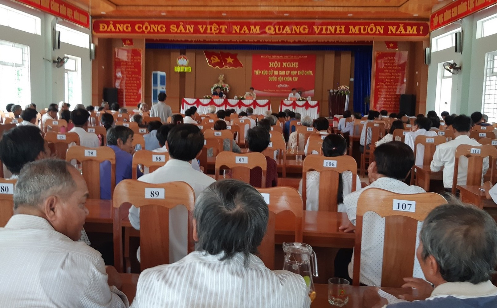 Đông đảo cử tri các xã vùng đông Duy Xuyên tham gia buổi tiếp xúc cử tri tại xã Duy Nghĩa. Ảnh: HOÀNG LIÊN