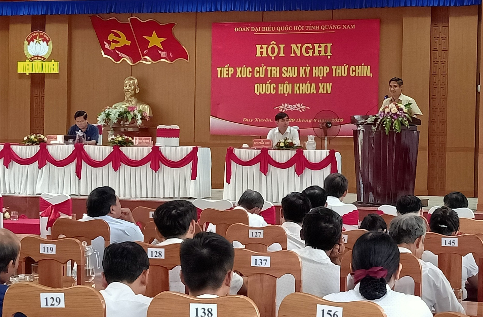 Ông Phan Thái Bình - Phó trưởng Đoàn ĐBQH tỉnh giải đáp một số thắc mắc, kiến nghị của cử tri. Ảnh: HOÀNG LIÊN