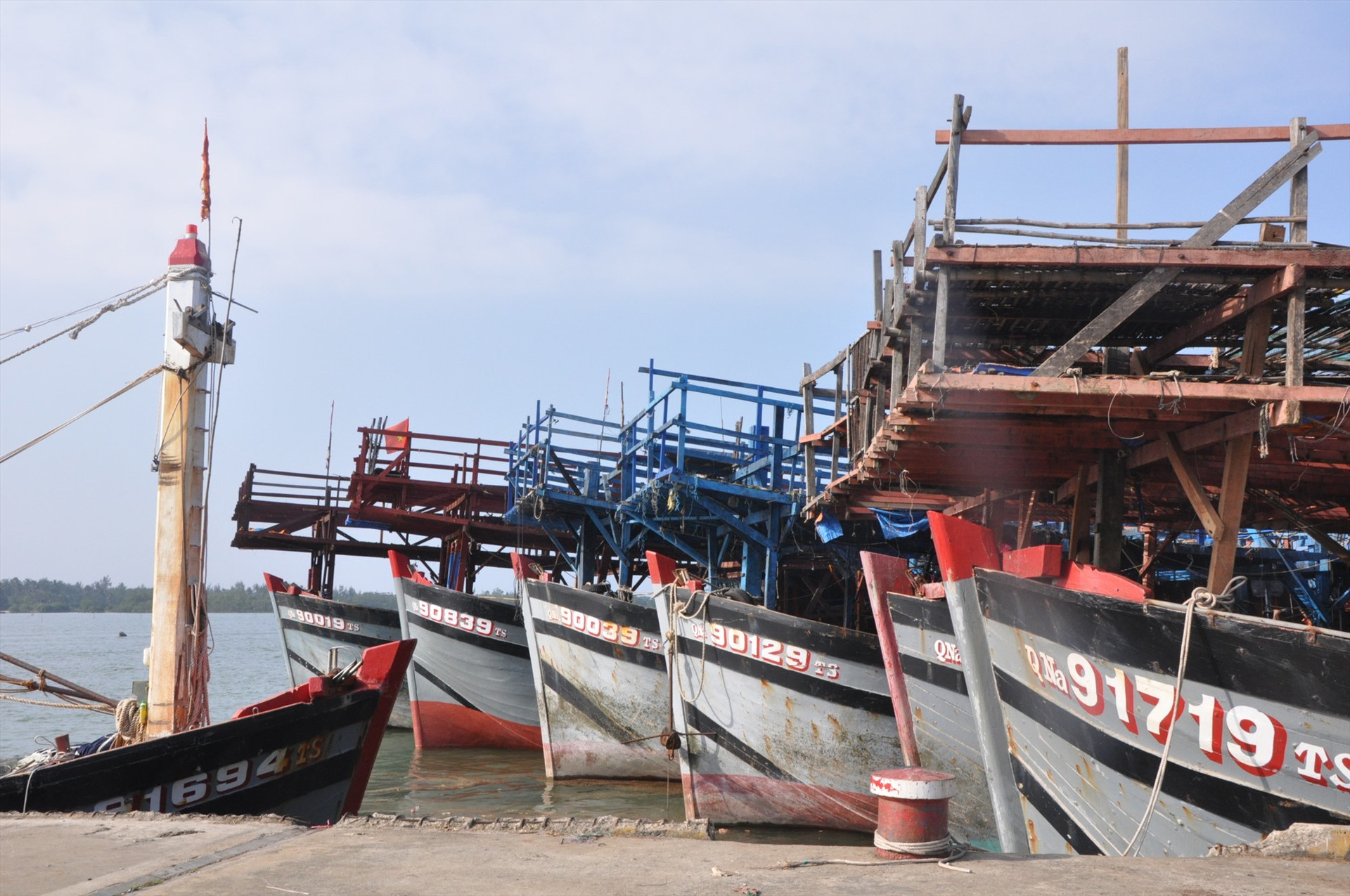 Tàu cá cập cảng cá An Hòa chủ yếu để tiêu thụ mực khô. Ảnh: H.P