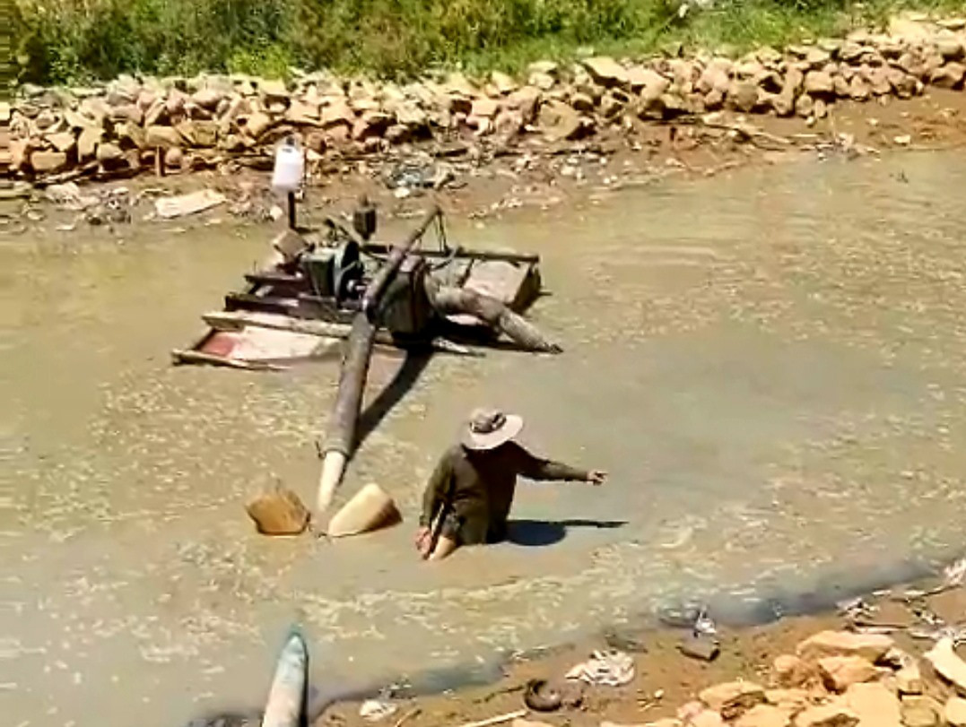 Những ngày qua, Hợp tác xã Duy Sơn trưng dụng 16 máy bơm dã chiến để tận dụng mọi nguồn nước ngọt giải cứu lúa. Ảnh: T.R