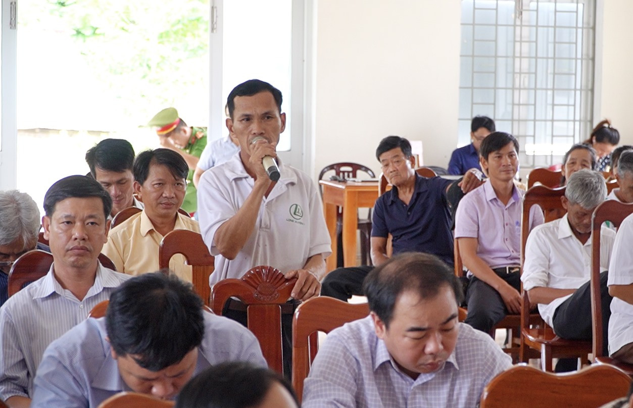Cử tri huyện Nông Sơn phát biểu tại hội nghị. Ảnh: PHAN VINH