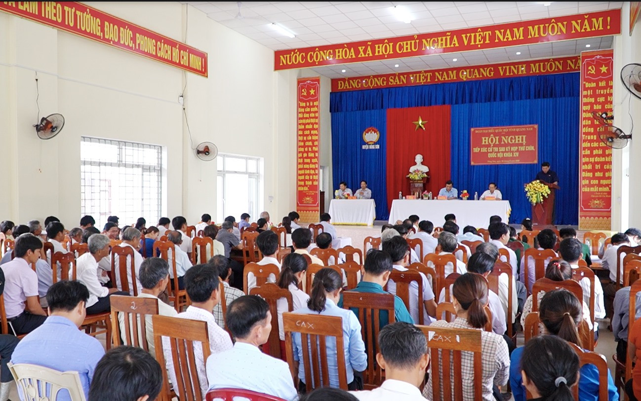 Quang cảnh hội nghị tiếp xúc cử tri sau kỳ họp thứ 9, Quốc hội khóa XIV tại Nông Sơn. Ảnh: PHAN VINH