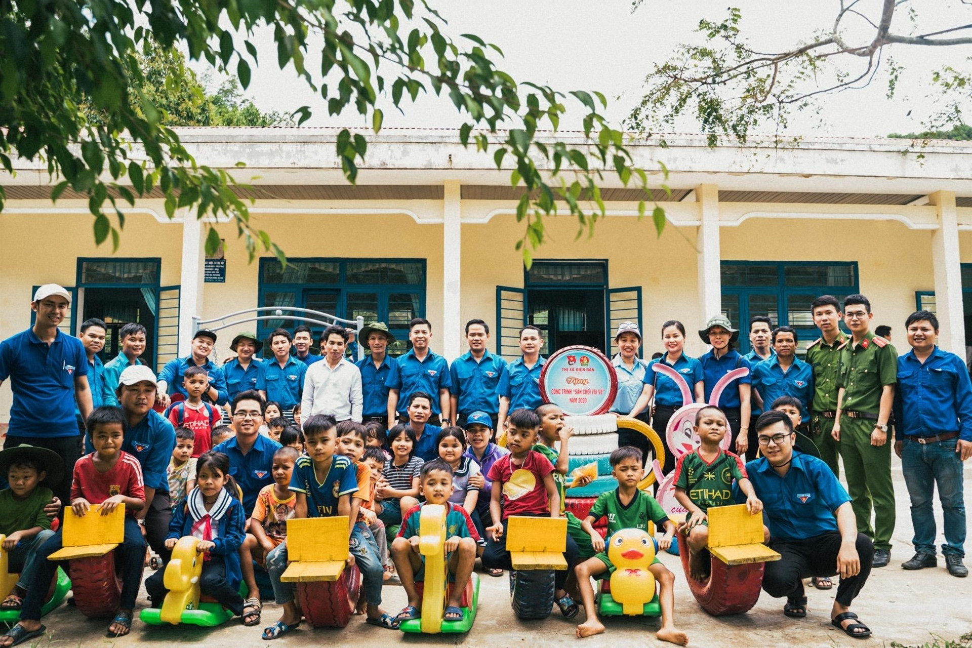 Đoàn tình nguyện tặng khu vui chơi cho học sinh điểm trường Adinh, Trường Tiểu học Prao. Ảnh: THÀNH NHÂN