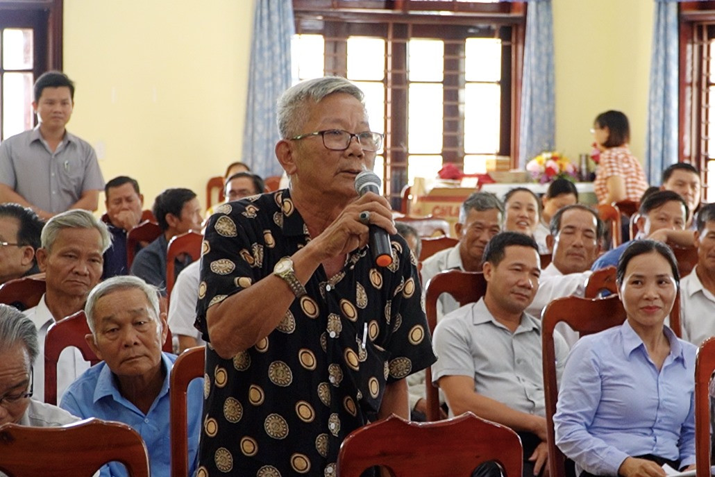 Cử tri huyện Quế Sơn phát biểu tại hội nghị. Ảnh: PHAN VINH