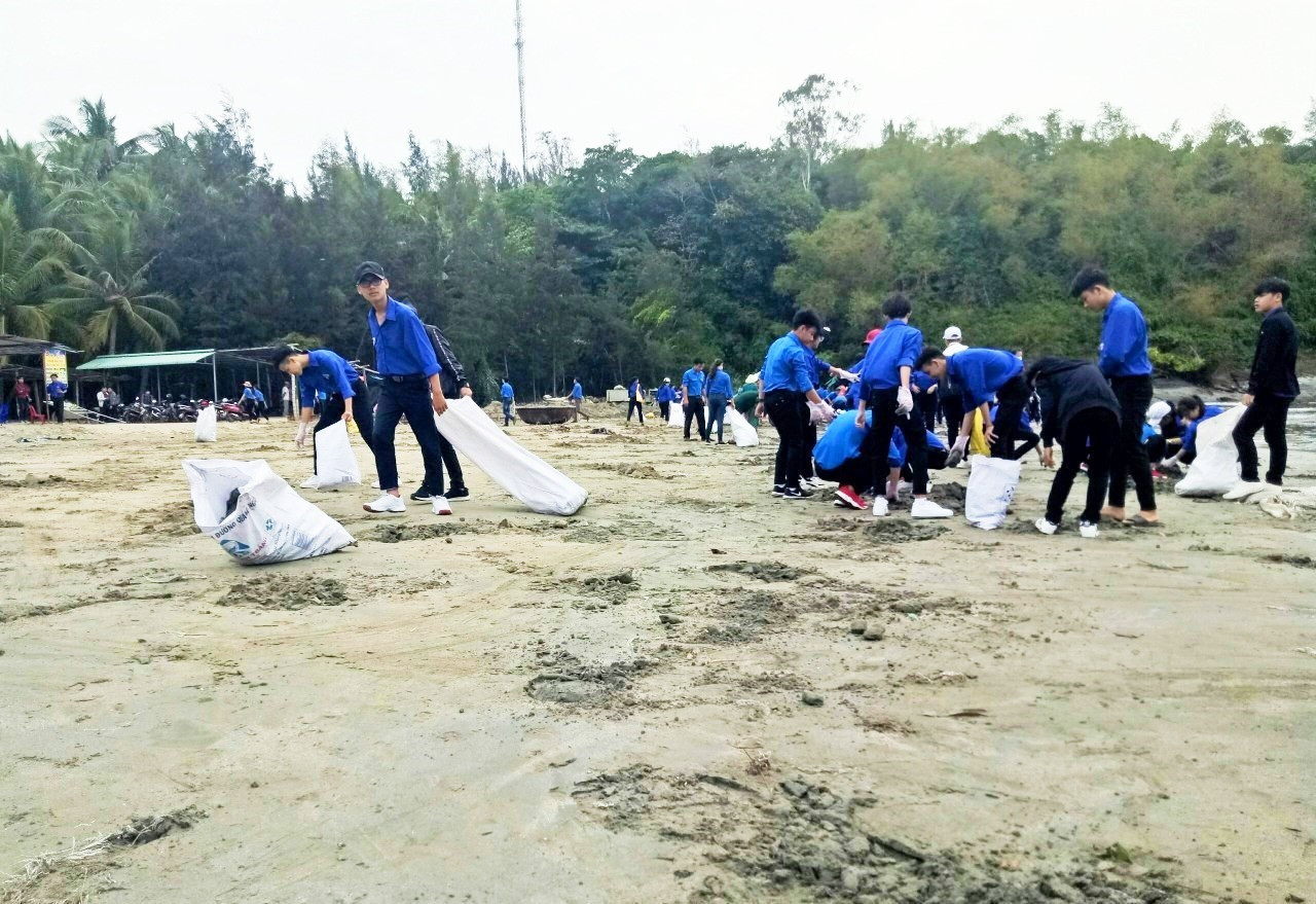 Đoàn viên thanh niên xã đảo Tam Hải, huyện Núi Thành dọn sạch rác thải ở bờ biển. Ảnh: THANH THẮNG