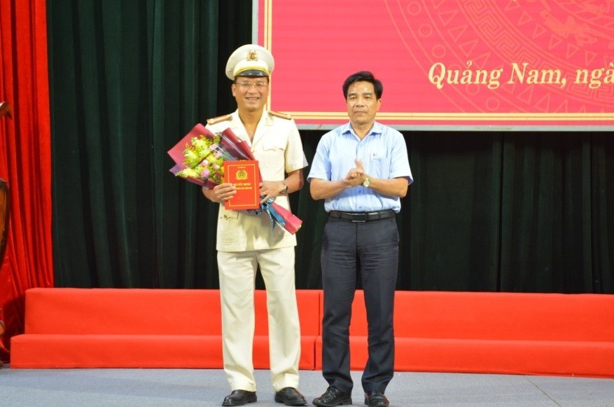 Đồng chí Lê Văn Dũng, Phó Bí thư thường trực Tỉnh ủy Quảng Nam tặng hoa chúc mừng Thượng tá Hồ Song Ân