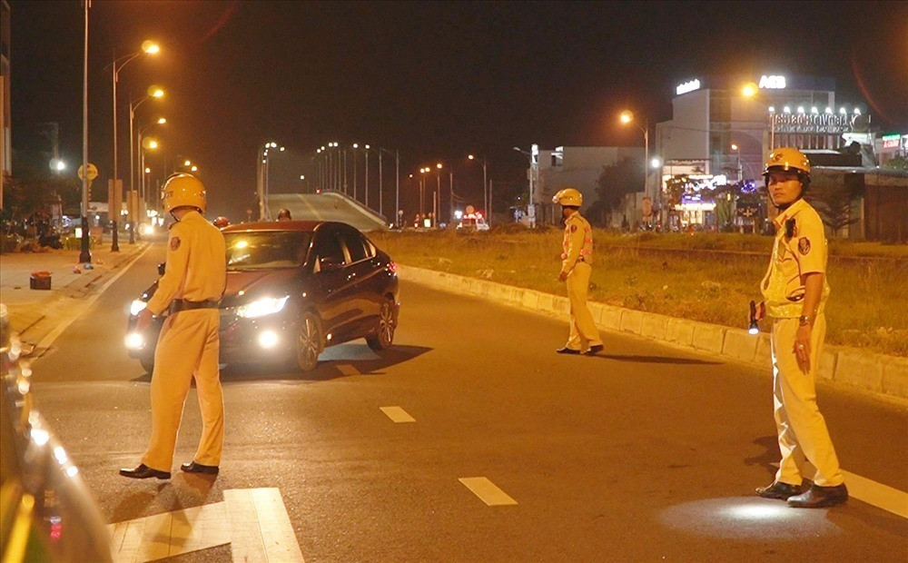 Lực lượng cảnh sát giao thông tăng cường kiểm tra phương tiện tham gia giao thông. Ảnh: P.V