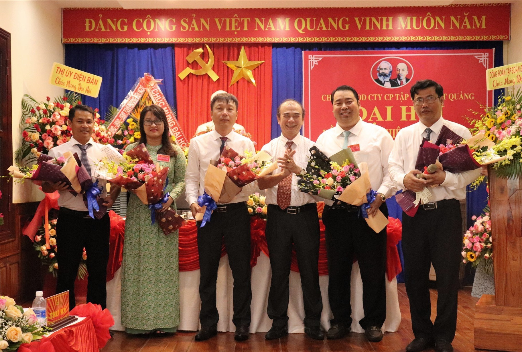 ông Nguyễn Viết Dũng - Chủ tịch HĐQT Tập đoàn Đất Quảng (thứ 2 từ phải sang) tiếp tục tái cử Bí thư Chi bộ Văn phòng đại diện của công ty