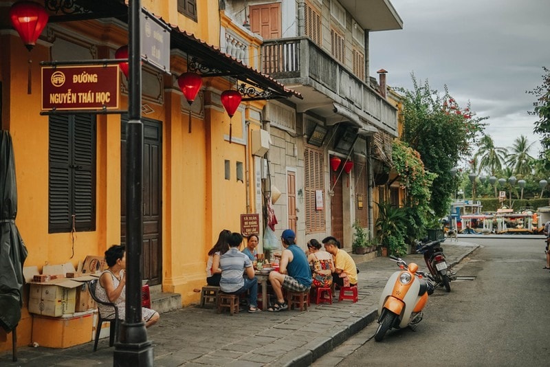 The peaceful feeling and fresh air in the morning in the Hoi An ancient quarter makes vistors relaxed. At this time, visitors can have a bow of Quang noddle for breakfast on the pavement. How wonderful it is. Photo: Zingnews