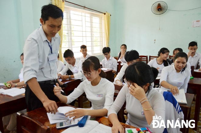 Để làm bài thi có điểm cao, các học sinh phải nắm vững kiến thức, làm từ câu dễ đến câu khó. TRONG ẢNH: Một tiết ôn tập của học sinh Trường THPT Phạm Phú Thứ. Ảnh: NGỌC PHÚ