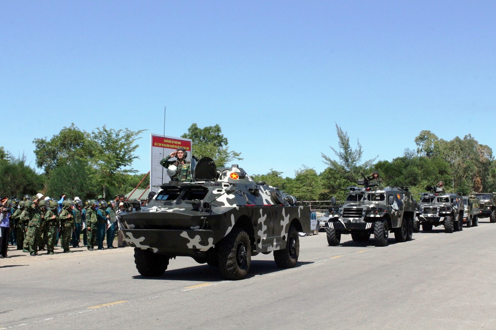 Lực lượng của Bộ CHQS tỉnh diễu hành trong diễn tập thực binh xử lý tình huống A2. Ảnh: T.A