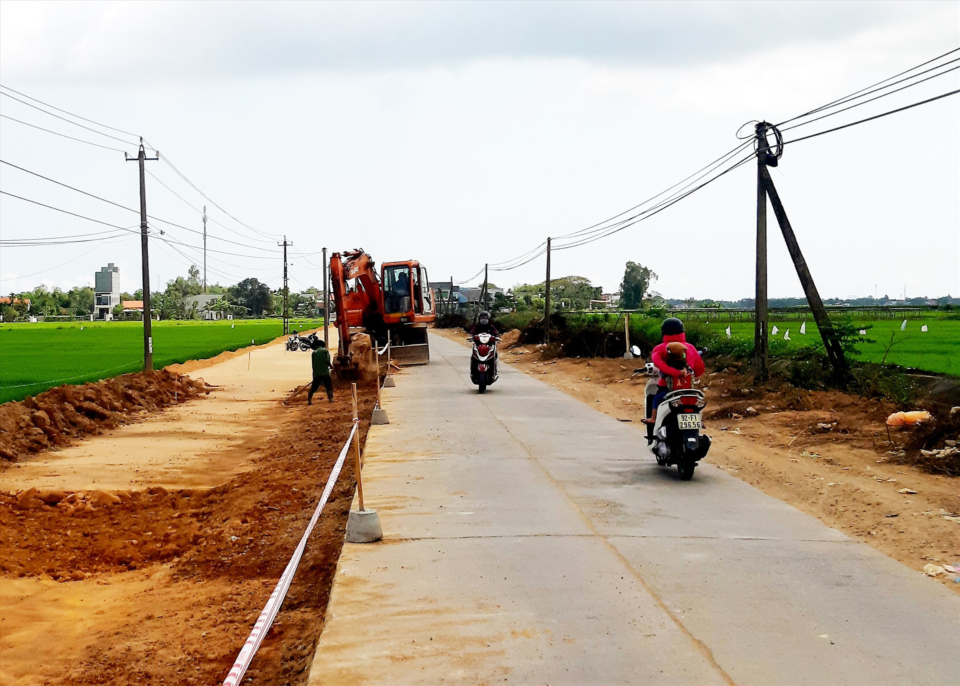 Hiện nay, huyện Duy Xuyên chưa đạt chuẩn tiêu chí về giao thông vì cần phải đầu tư xây dựng thêm 15km tuyến đường ĐH. Ảnh: N.P