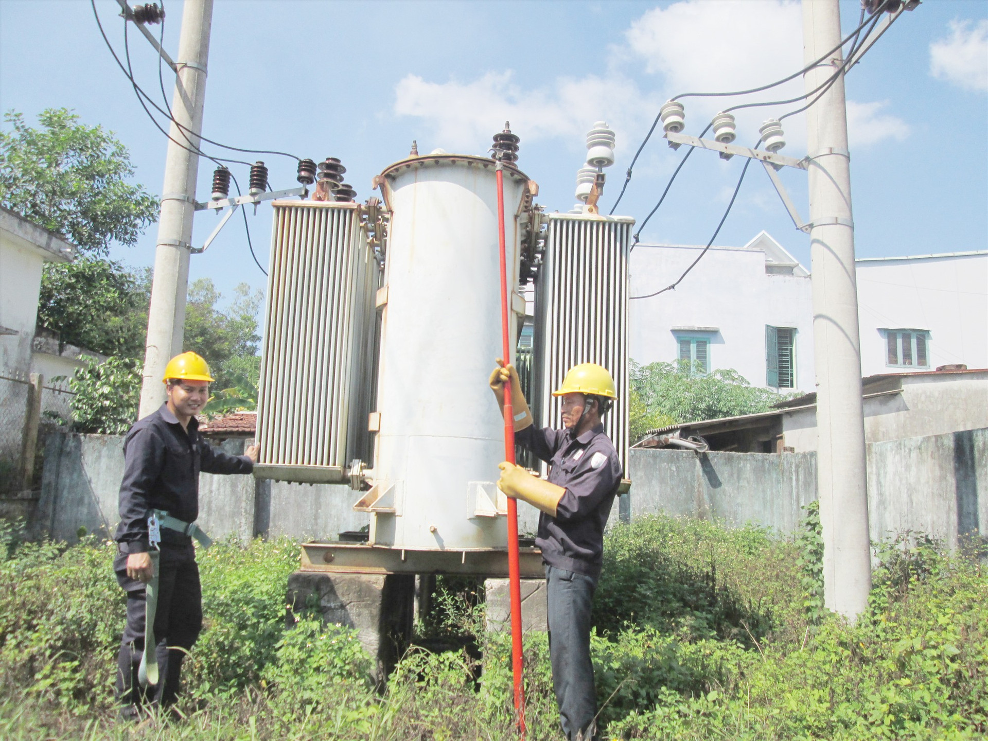 Những năm qua, xã Duy Sơn tập trung nâng cấp, cải tạo hệ thống điện nông thôn nhằm đáp ứng nhu cầu sử dụng của nhân dân. Ảnh: H.N