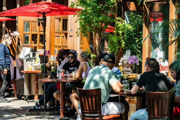 Người dân ngồi ăn bên ngoài một nhà hàng ở Manhattan, New York City, Mỹ - Ảnh: REUTERS
