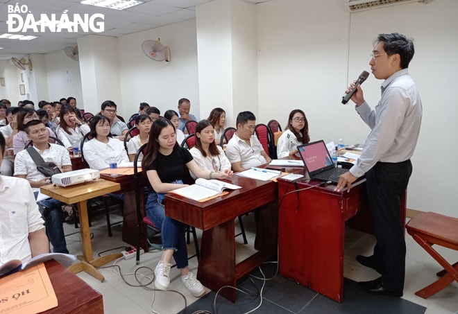 Việc trang bị kỹ năng, kiến thức cho đội ngũ nhân lực ngành du lịch thời điểm này là rất cần thiết. Trong ảnh: Tập huấn chuyên đề cho hướng dẫn viên du lịch. Ảnh: THU HÀ