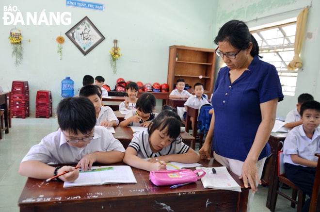 Theo Luật Giáo dục năm 2019, giáo viên tiểu học phải có bằng cử nhân trở lên. Ảnh: NGỌC PHÚ