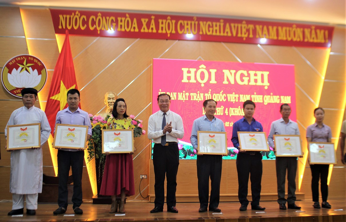 Trưởng ban Dân vận Tỉnh ủy, Chủ tịch Ủy ban MTTQ Việt Nam tỉnh Võ Xuân Ca tặng bằng khen cho các cá nhân có thành tích trong phòng chống dịch Covid-19. Ảnh: CTV