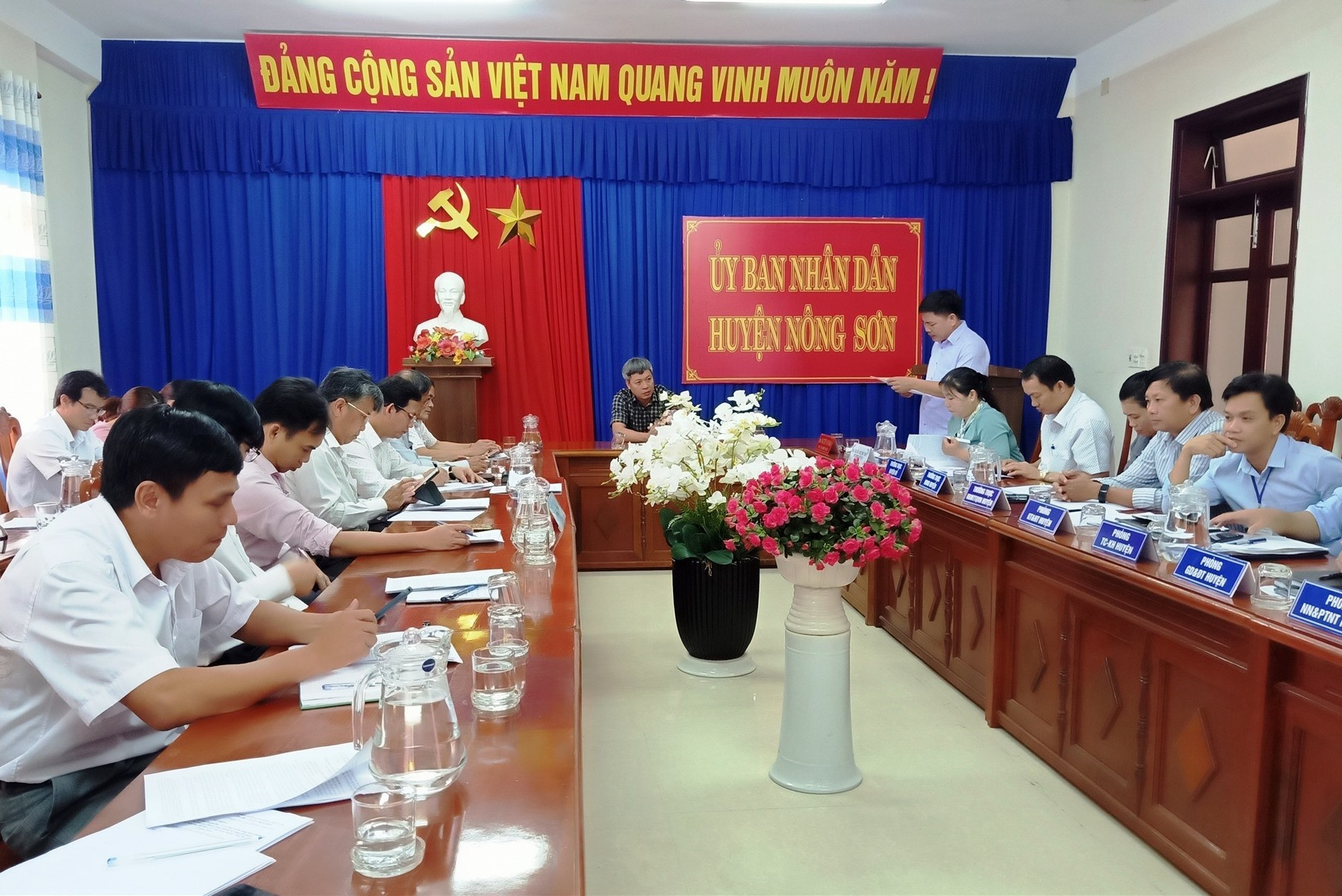 Phó Chủ tịch UBND tỉnh - Hồ Quang Bửu làm việc với UBND huyện Nông Sơn và các sở ngành. Ảnh: HOÀNG LIÊN