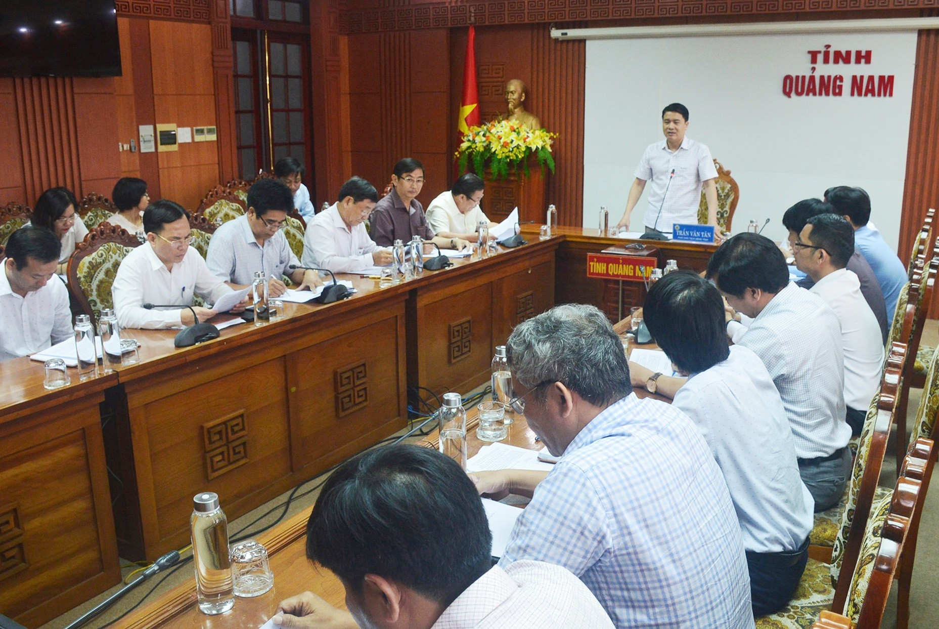 Phó Chủ tịch UBND tỉnh Trần Văn Tân chủ trì buổi làm việc