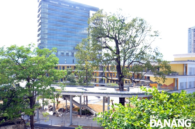 Trường tiểu học Lý Tự Trọng đang dần hoàn thiện phần tường rào, cổng ngõ, sân trường để bàn giao cho đơn vị sở hữu trong thời gian đến.                    Ảnh: NGỌC PHÚ
