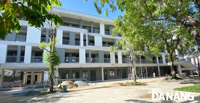 Khối nhà 4 tầng Trường THPT Hoàng Hoa Thám đã hoàn thiện, chuẩn bị đưa vào sử dụng.             Ảnh: NGỌC PHÚ