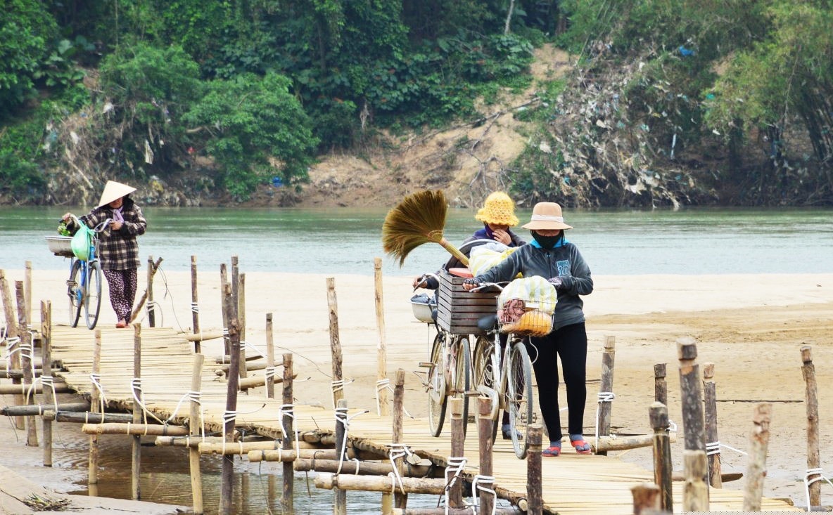 Tình trạng kiệt nước vào mùa khô ở sông Vu Gia dần trở nên quen thuộc. Ảnh: Q.T