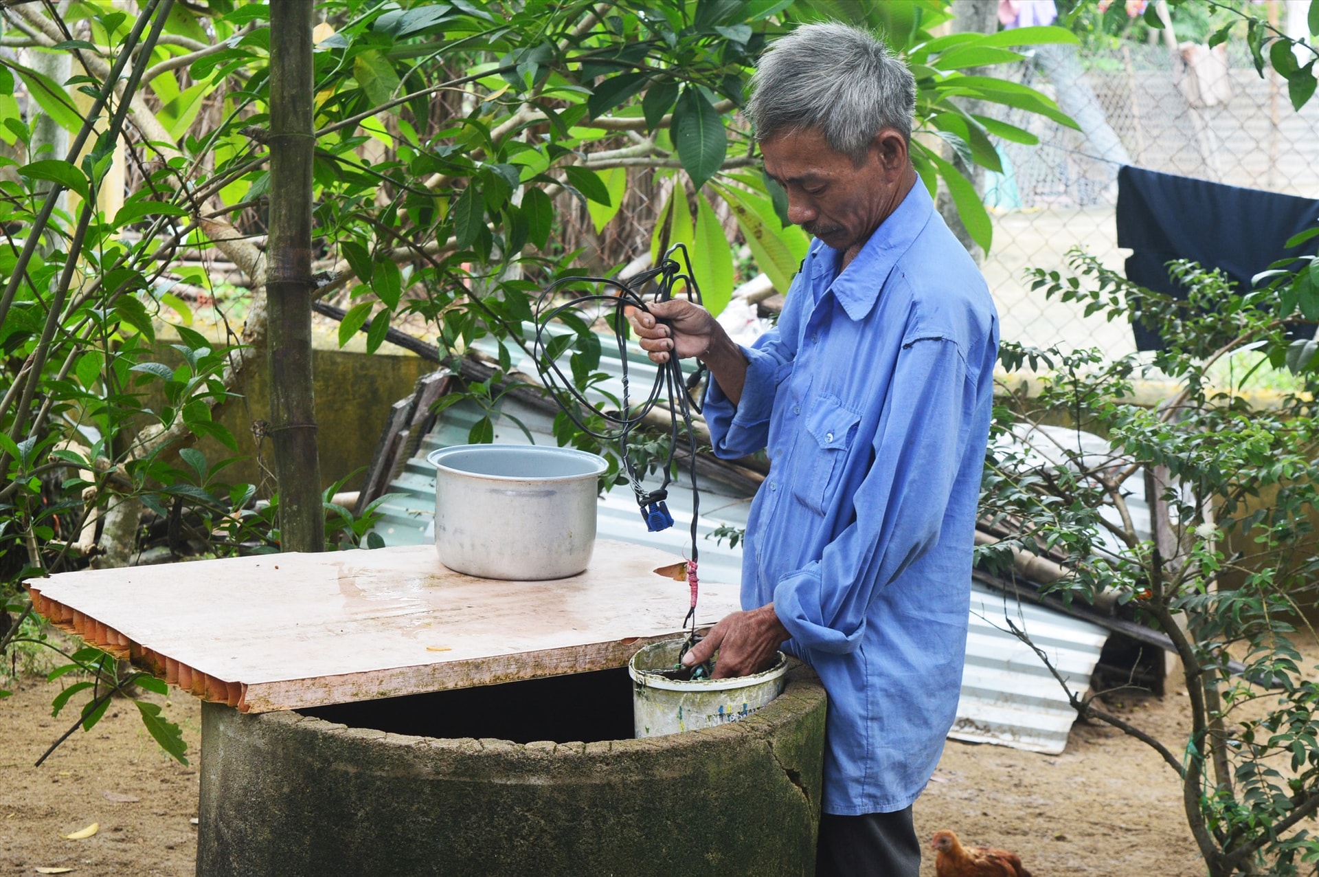 Ở một số khu vực, người dân buộc phải dùng nước giếng để sinh hoạt vì thiếu nước sạch. Ảnh: Q.T