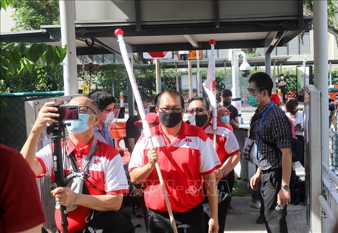 Các ứng viên đảng Singapore Tiến bộ (PSP) lần đầu tiên tranh cử tham gia đăng ký tại điểm đề cử trường THPT Nan Hua, ngày 30/6. Ảnh: Lê Dương/PV TTXVN tại Singapore