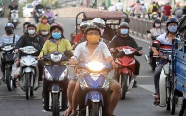Ban soạn thảo đã bỏ quy định phải bật đèn xe máy hoặc đèn nhận diện cả ngày khi tham gia giao thông trong dự thảo lần 2 (ảnh minh họa)