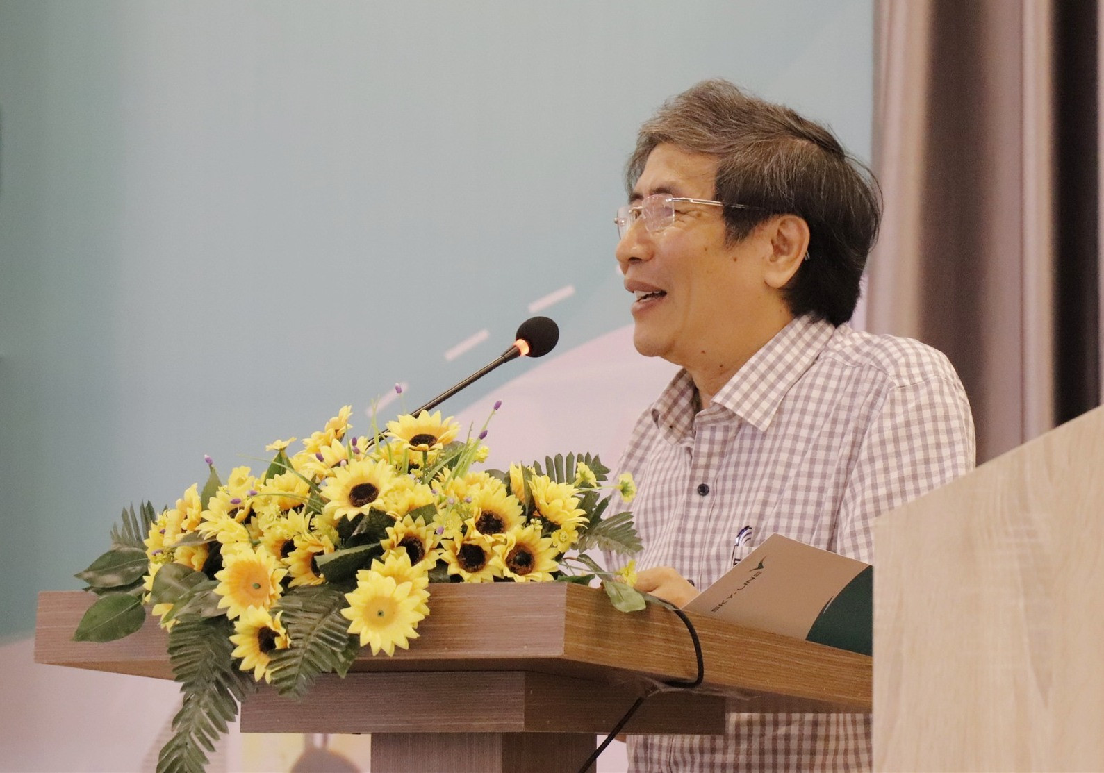 TS.Vũ Đình Chuẩn phát biểu tại Hội thảo Sơ kết 5 Đề án Đổi mới giáo dục của Sky -Line ngày 4.7.2020. Ảnh NTB