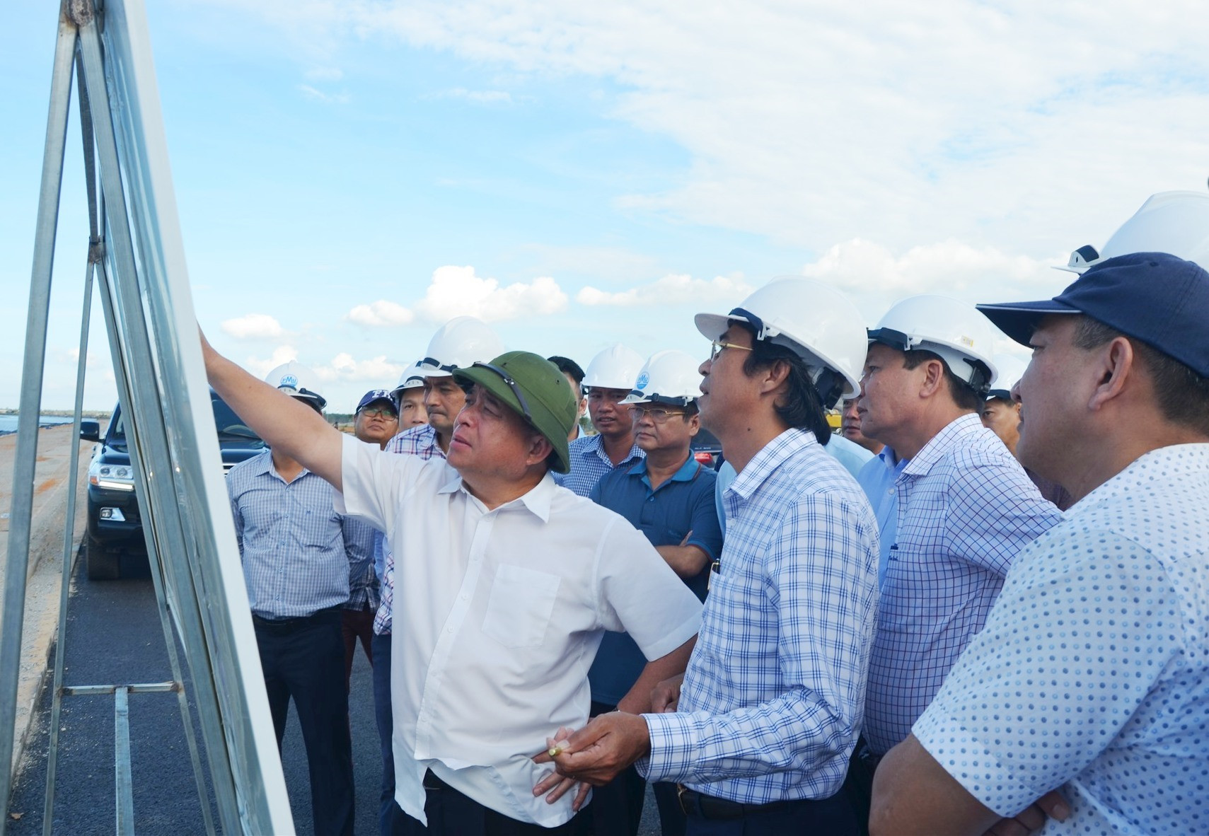 Bộ trưởng Bộ KH&ĐT Nguyễn Chí Dũng (áo trắng) kiểm tra các dự án trên bản đồ