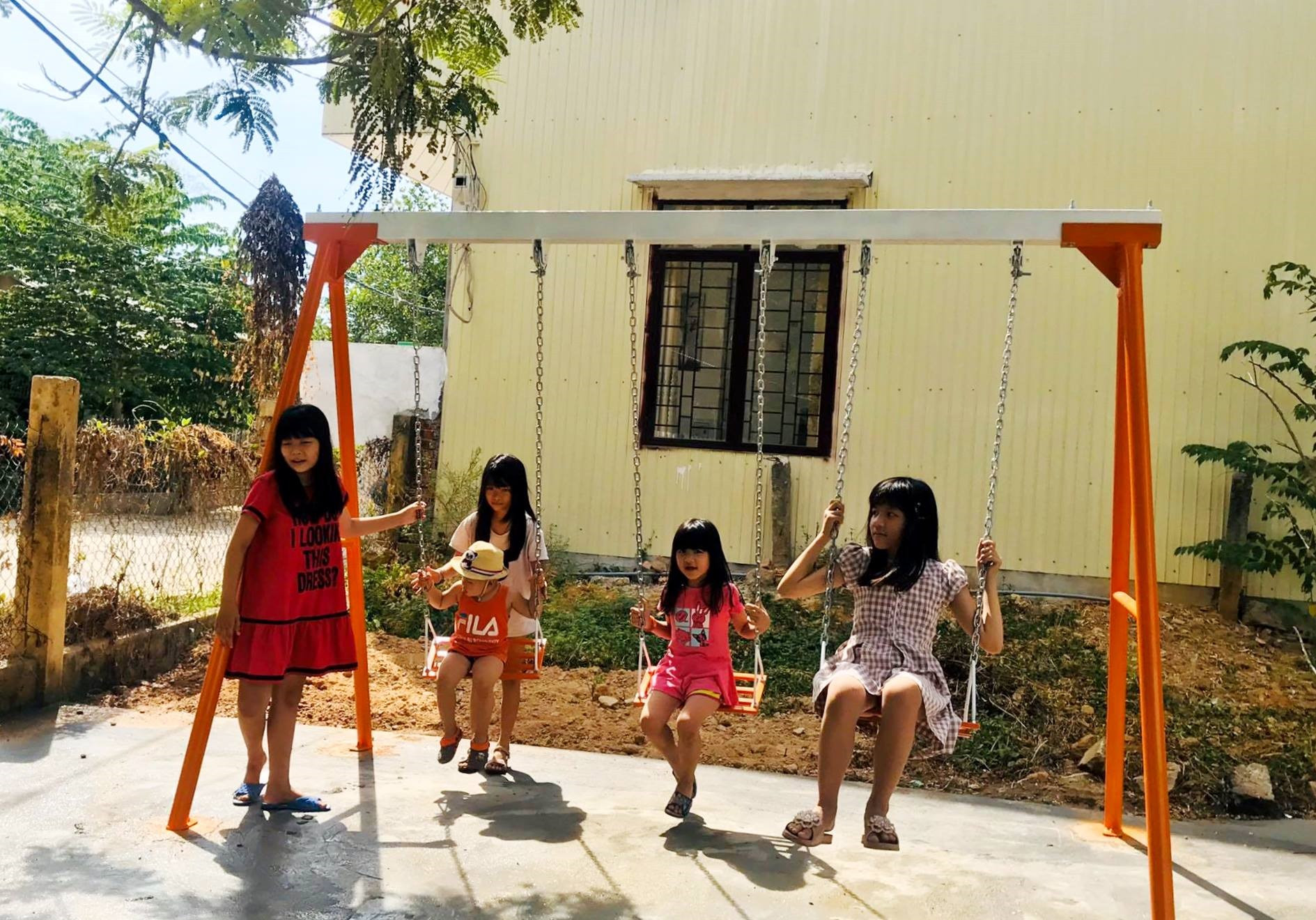 Niềm vui của trẻ em tại khối phố Đoan Trai (phường Tân Thạnh, TP.Tam Kỳ) bên không gian vui chơi vừa được trao tặng. Ảnh: Đ.N