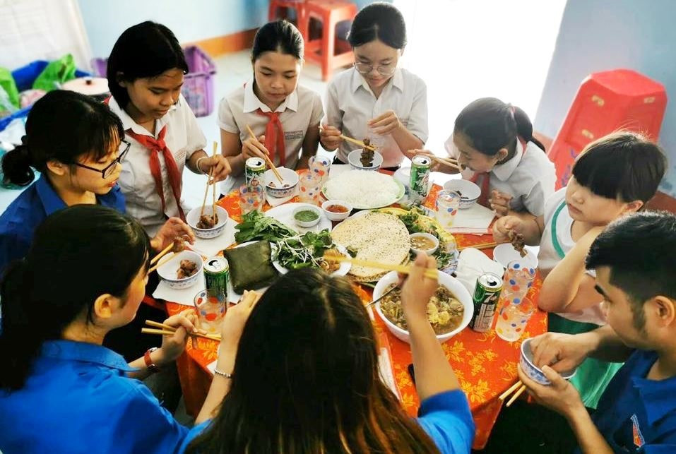 Bữa cơm gia đình được tổ chức cho các em học sinh mồ côi có hoàn cảnh đặc biệt khó khăn, nhân Tháng hành động vì trẻ em năm 2020. Ảnh: Đ.N