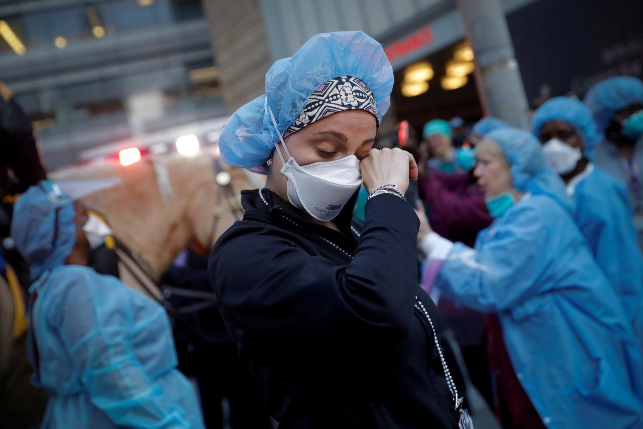 Đội ngũ nhân viên y tế trên toàn cầu đang ngày đêm chống chọi với đại dịch Covid-10. Ảnh: Reuters