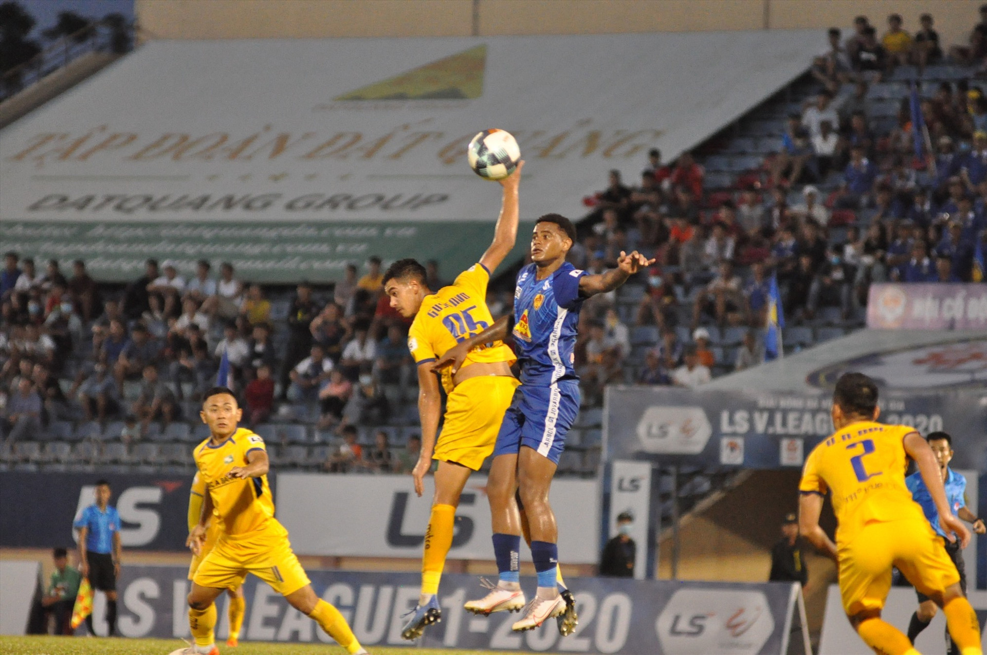 Pha tranh bóng của Paulo Pinto (áo xanh) của Quảng Nam với trung vệ Sông Lam Nghệ An.Ảnh: T.V