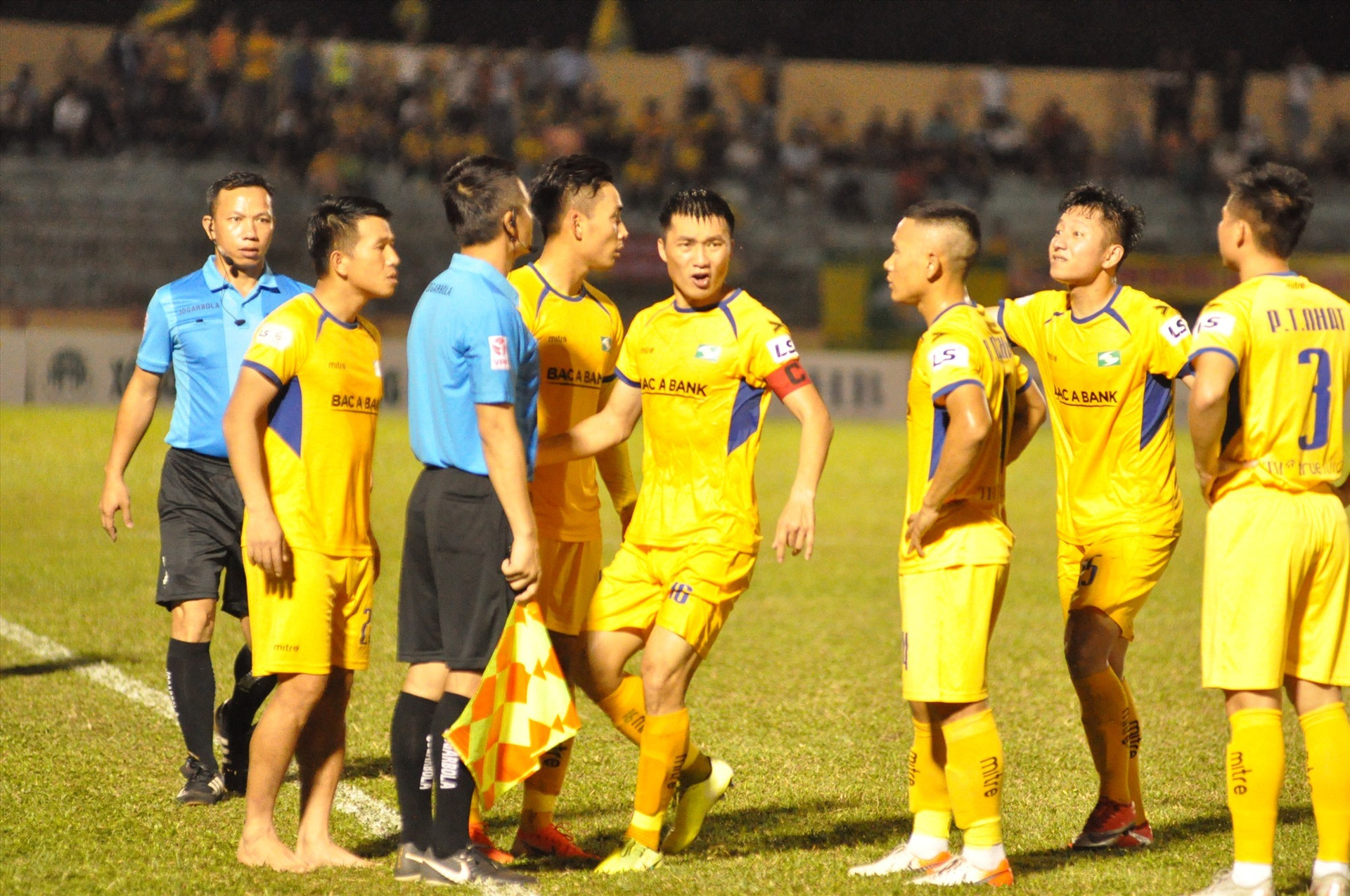 Các cầu thủ Sông Lam Nghệ An phản ứng bàn thua phút cuối. Ảnh:T.V