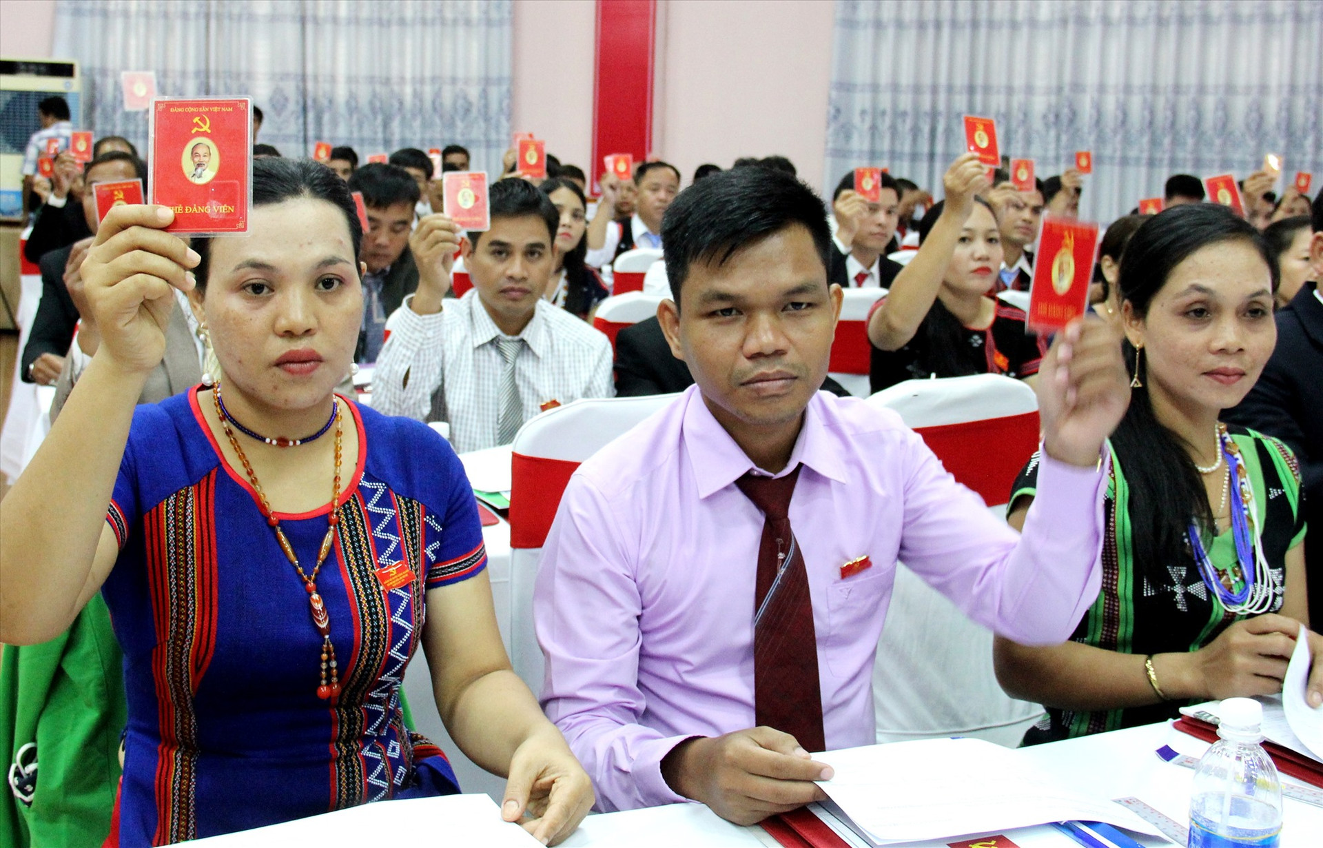 Các đại biểu tiến hành biểu quyết về nhân sự Ban Chấp hành Đảng bộ huyện lần thứ XIX. Ảnh: A.N