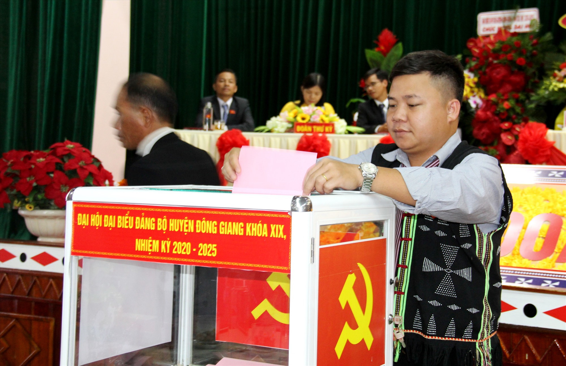 Các đại biểu bỏ phiếu bầu Ban chấp hành Đảng bộ huyện Đông Giang nhiệm kỳ 2020 - 2025. Ảnh: A.N