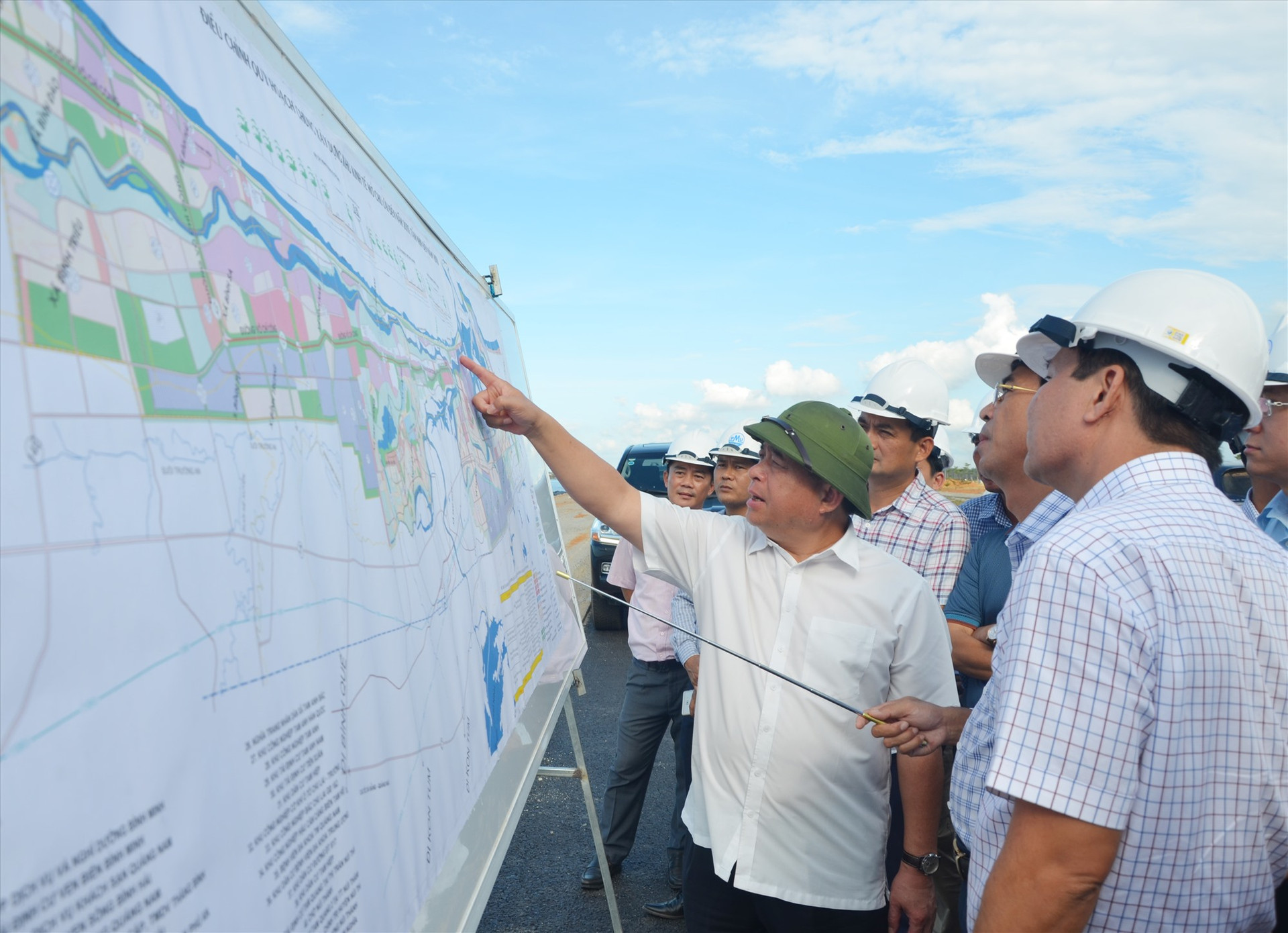 Bộ trưởng Bộ KH&ĐT Nguyễn Chí Dũng kiểm tra bản đồ điều chỉnh quy hoạch chung Khu kinh tế mở Chu Lai tại buổi đi thực tế chiều 4.7 tại đường 129 thuộc huyện Núi Thành. Ảnh: H.P