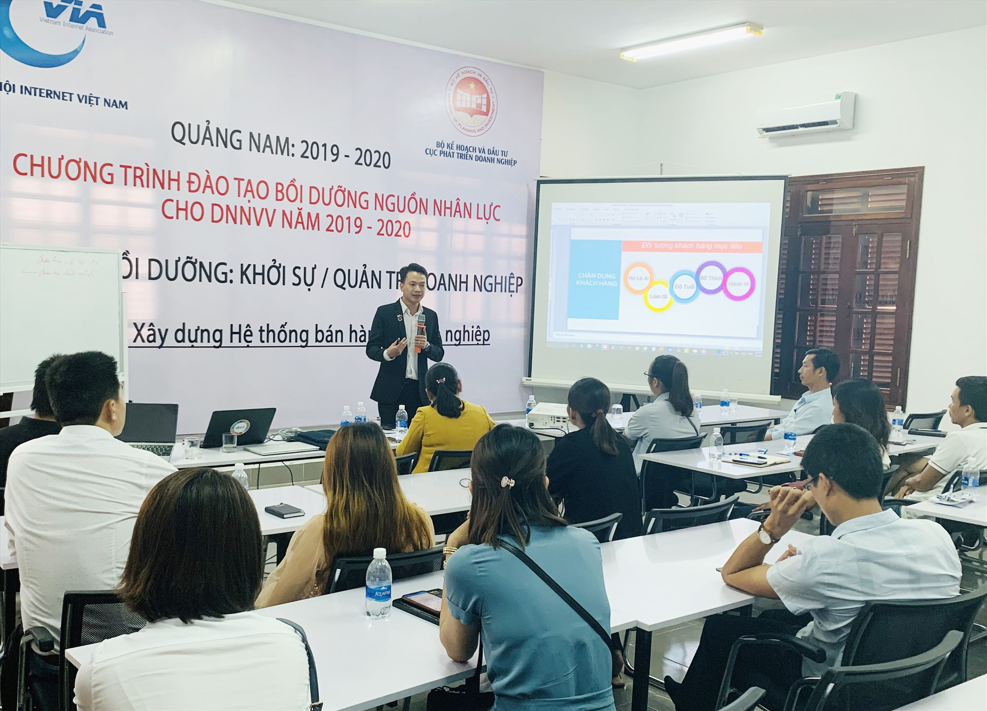 Diễn giả Võ Tiến Trình - Chủ tịch Liên đoàn Lãnh đạo và doanh nghiệp trẻ thế giới tại Đà Nẵng cho rằng, để bán được sản phẩm, các doanh nghiệp cần chú trọng truyền thông. Ảnh: PHAN VINH