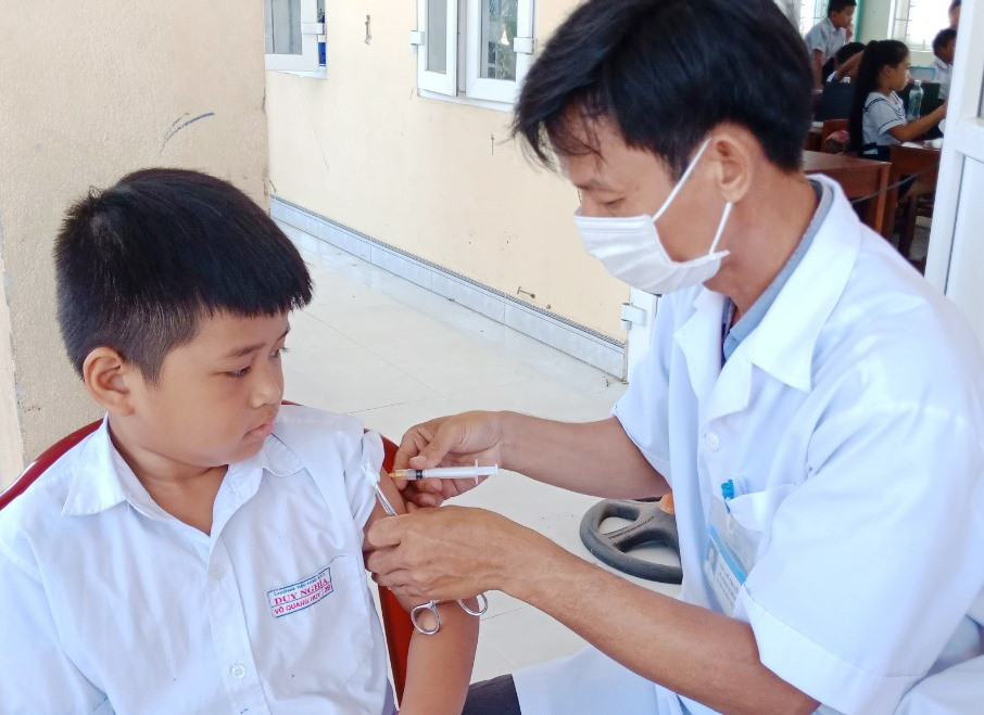 Tiêm vắc xin phòng bạch hầu mũi 3 tại Duy Xuyên. Ảnh: TRƯỞNG HOA