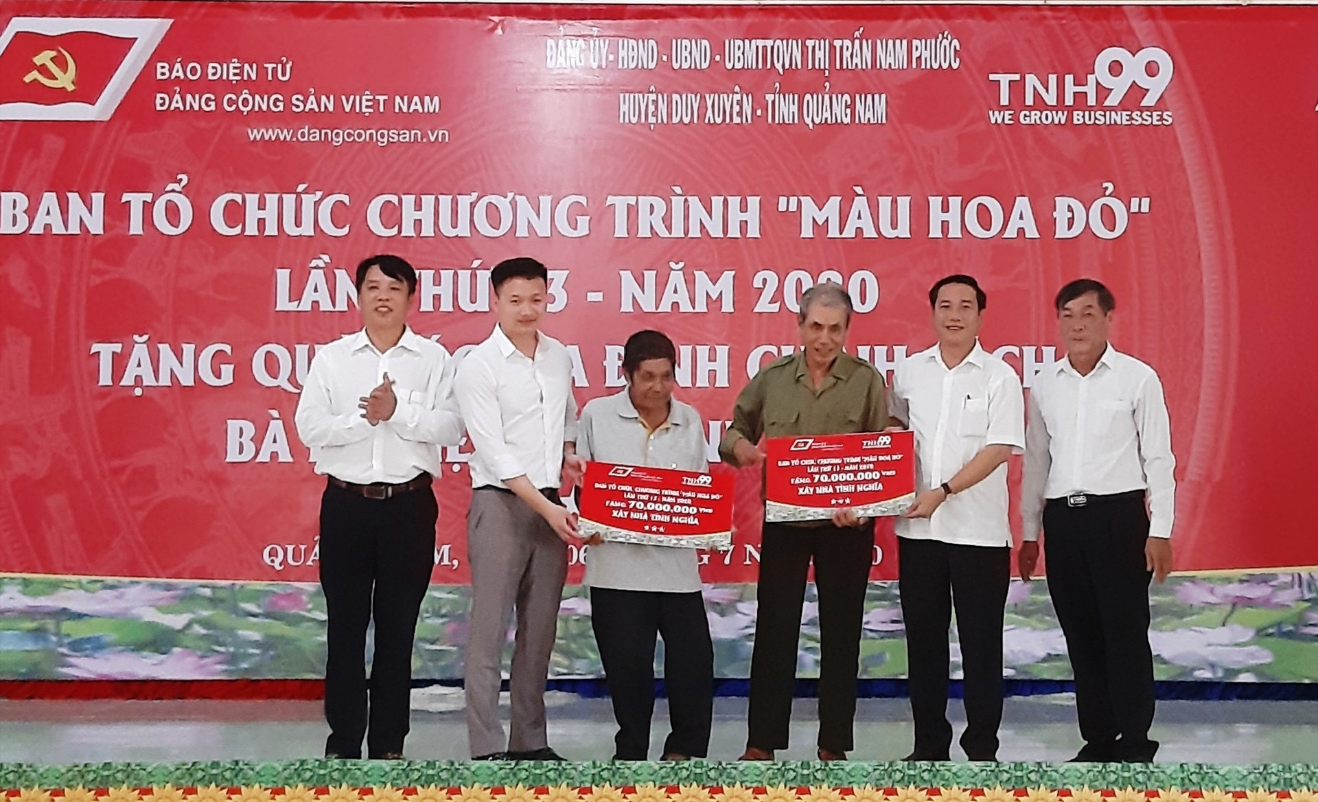 Đại diện lãnh đạo Báo điện tử Đảng Cộng sản Việt Nam và chính quyền địa phương trao tặng nhà tình nghĩa cho 2 gia đình chính sách.
