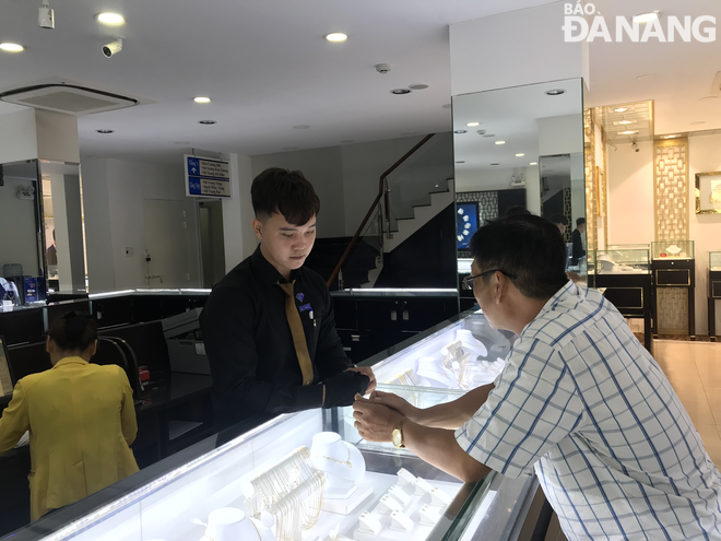 Giá vàng tăng vượt ngưỡng 50 triệu đồng/lượng, giao dịch mua và bán đều tăng. Trong ảnh: Người dân bán vàng tại Cửa hàng PNJ (70 Trần Phú, quận Hải Châu). Ảnh: M.QUẾ