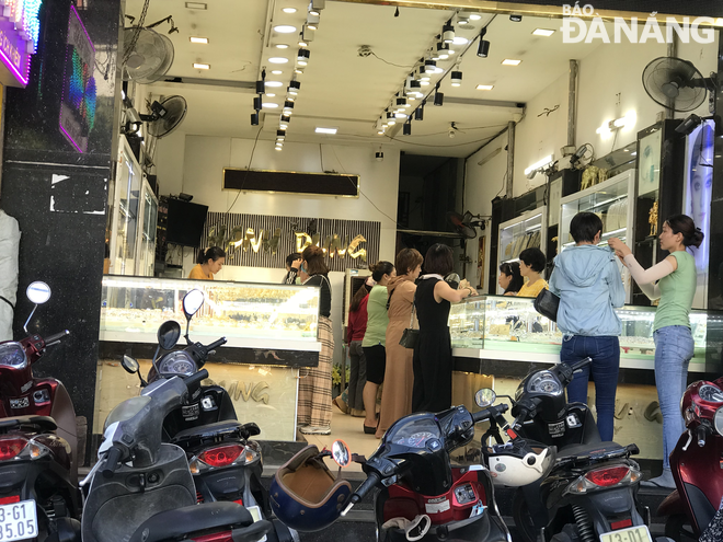 Người dân tấp nập mua bán khi giá vàng tăng cao. Trong ảnh: Giao dịch tấp nập tại tiệm vàng Hạnh Dung 352 Ông Ích Khiêm, quận Hải Châu. Ảnh: M.QUẾ