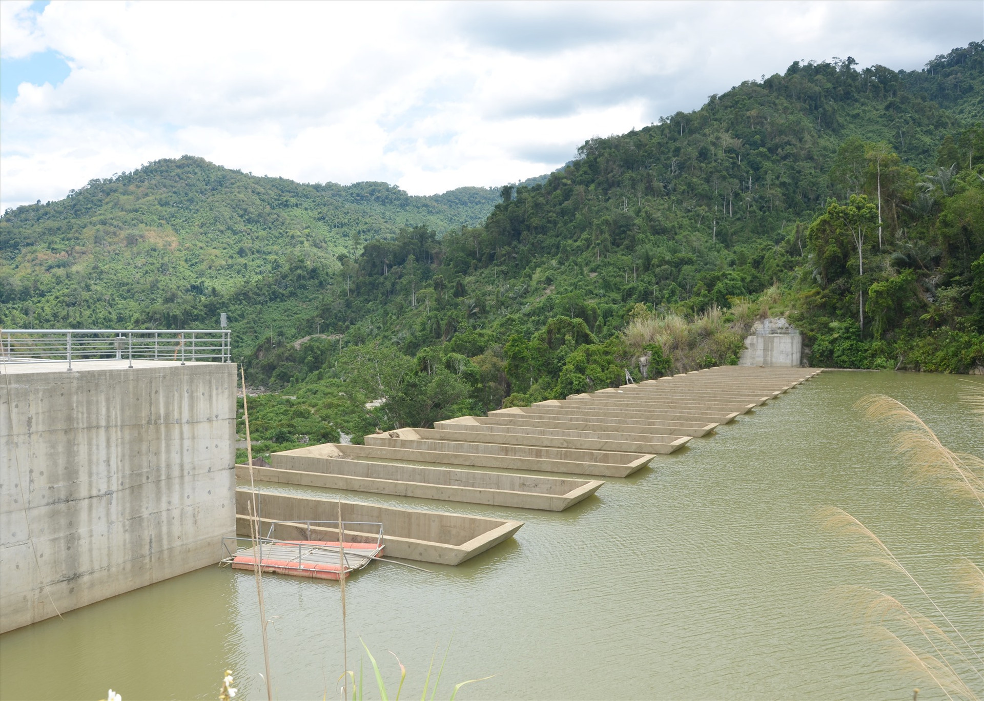 Hồ thủy điện ở miền núi tham gia điều tiết nước phục vụ sản xuất cho vùng hạ du. Ảnh:H.P