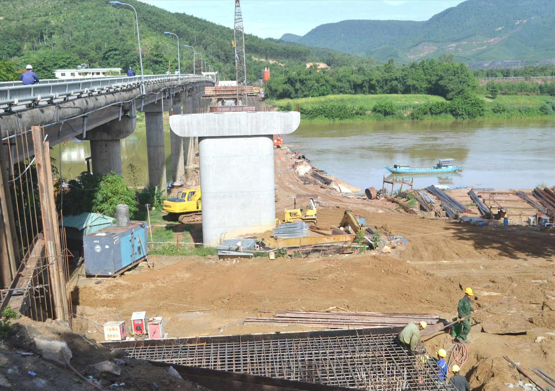 Cầu mới Nông Sơn sắp hoàn thành phần hạ bộ. Ảnh: CÔNG TÚ