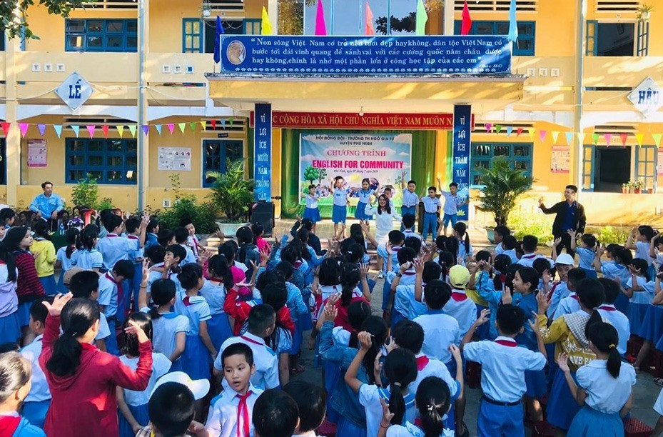 Chương trình English for community do Hội đồng Đội huyện Phú Ninh tổ chức. Ảnh: THÁI CƯỜNG