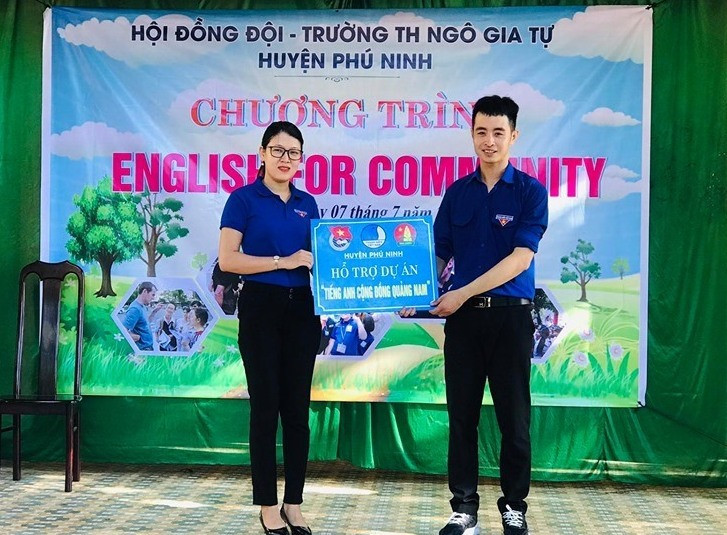 Hội đồng Đội huyện Phú Ninh đã tặng biểu trưng hỗ trợ dự án “Tiếng anh cộng đồng”. Ảnh: THÁI CƯỜNG