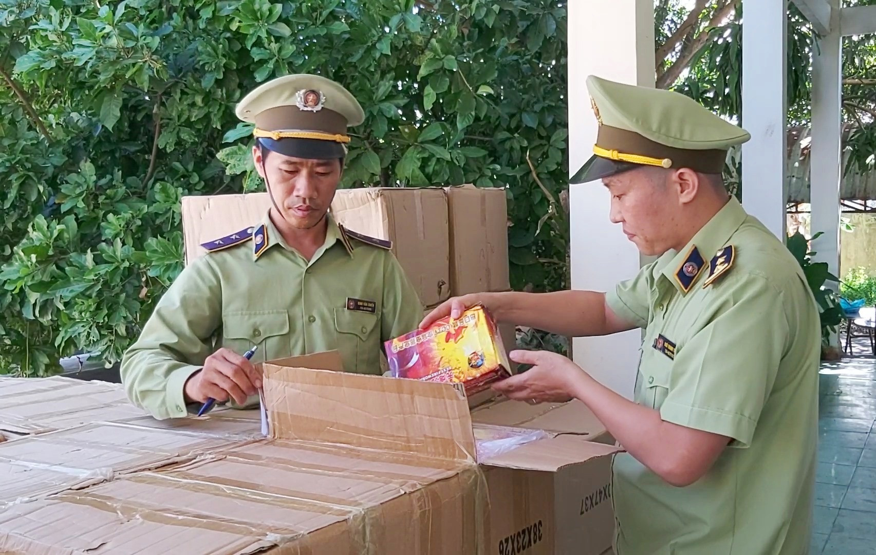Lực lượng Quản lý thị trường Quảng Nam phát hiện hơn 800 kg pháo các loại không rõ nguồn gốc xuất xứ trên xe tải. Ảnh: THANH THẮNG