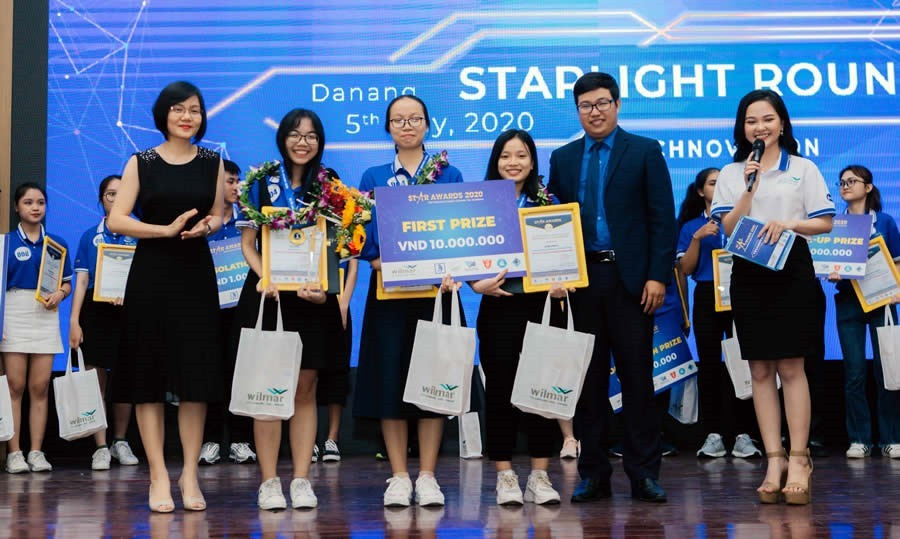 Đội Sinh viên ĐH Ngoại ngữ Đà Nẵng đại diện khu vực miền Trung Tây nguyên tham dự vòng chung kết cuộc thi Tiếng Anh Star Award tại Đại học Đà Nẵng vào tháng 8.2020